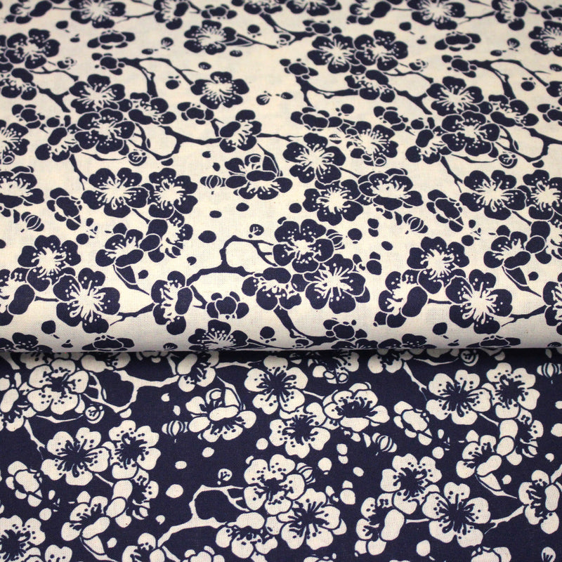 Tissu cotonnade motif japonais HANA aux fleurs de cerisier : écru/bleu et bleu/écru - TissusPapi.com
