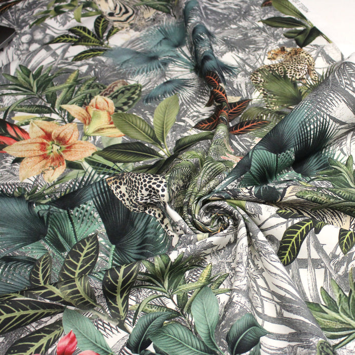 Tissu gabardine de coton LUXE imprimée motif forêt tropical luxuriante aux zèbres et léopards