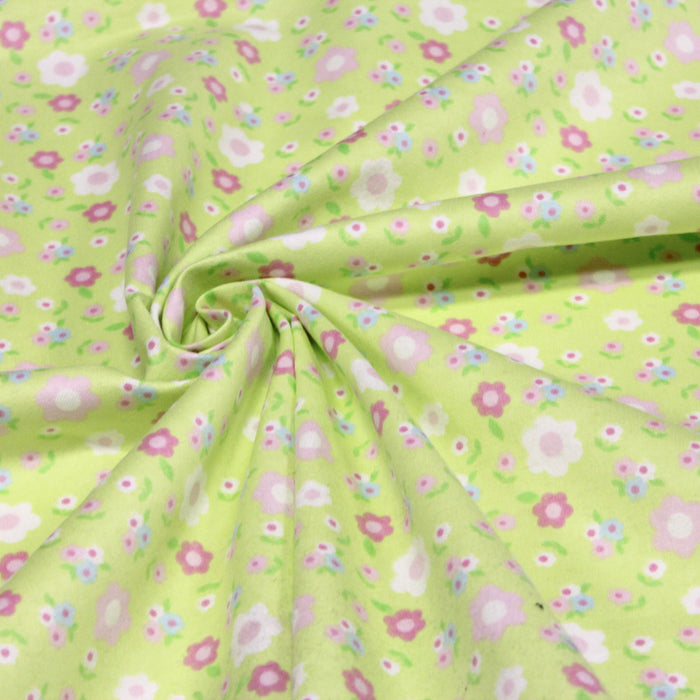 Tissu de coton gratté vert aux fines fleurs roses et blanches