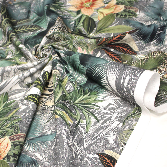 Tissu gabardine de coton LUXE imprimée motif forêt tropical luxuriante aux zèbres et léopards