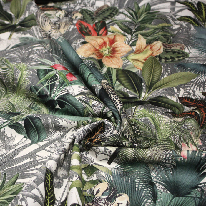 Tissu gabardine de coton LUXE imprimée motif forêt tropical luxuriante aux zèbres et léopards