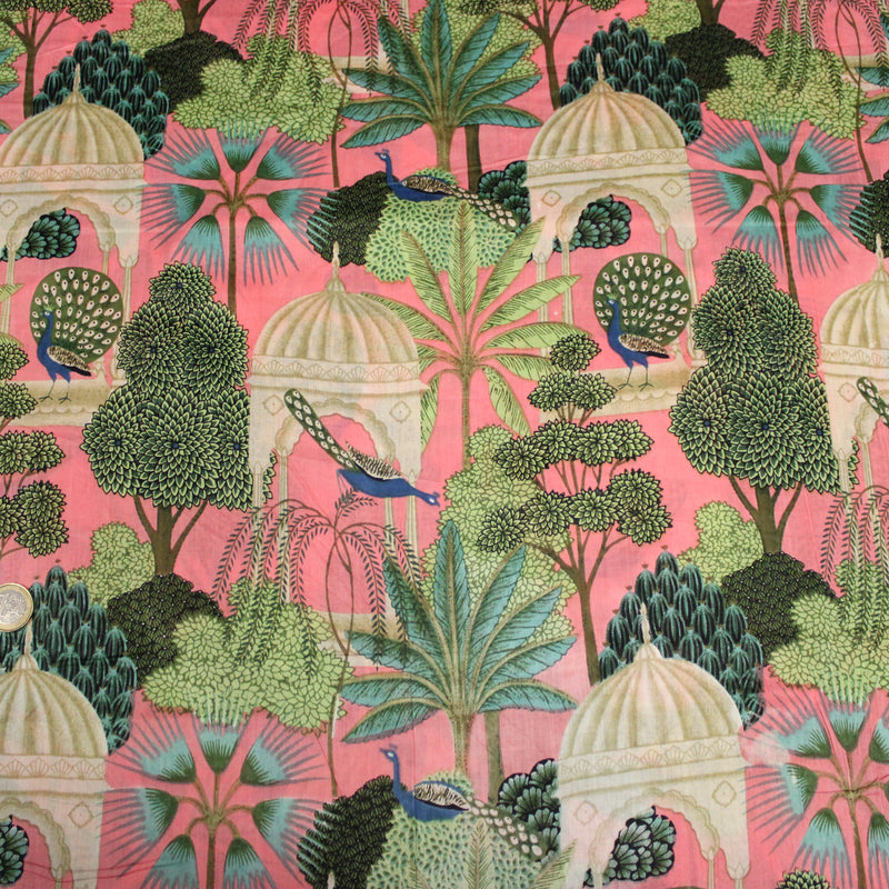 Tissu coton fin imprimé INDIENNES, rose, temples indiens, palmiers et paons, écru / vert / bleu
