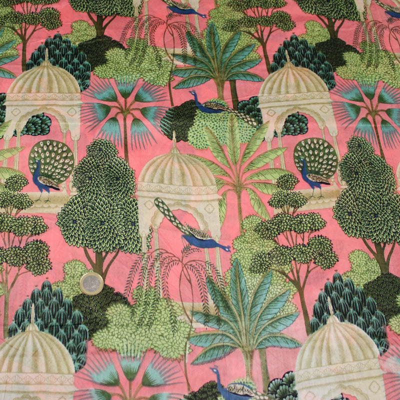 Tissu coton fin imprimé INDIENNES, rose, temples indiens, palmiers et paons, écru / vert / bleu