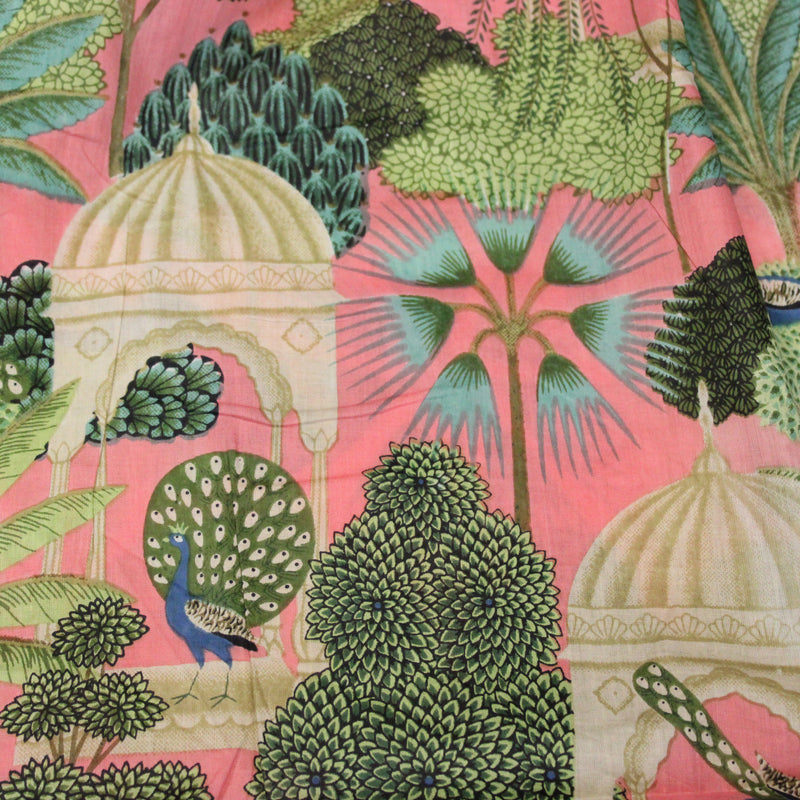 Tissu coton fin imprimé INDIENNES, rose, temples indiens, palmiers et paons, écru / vert / bleu
