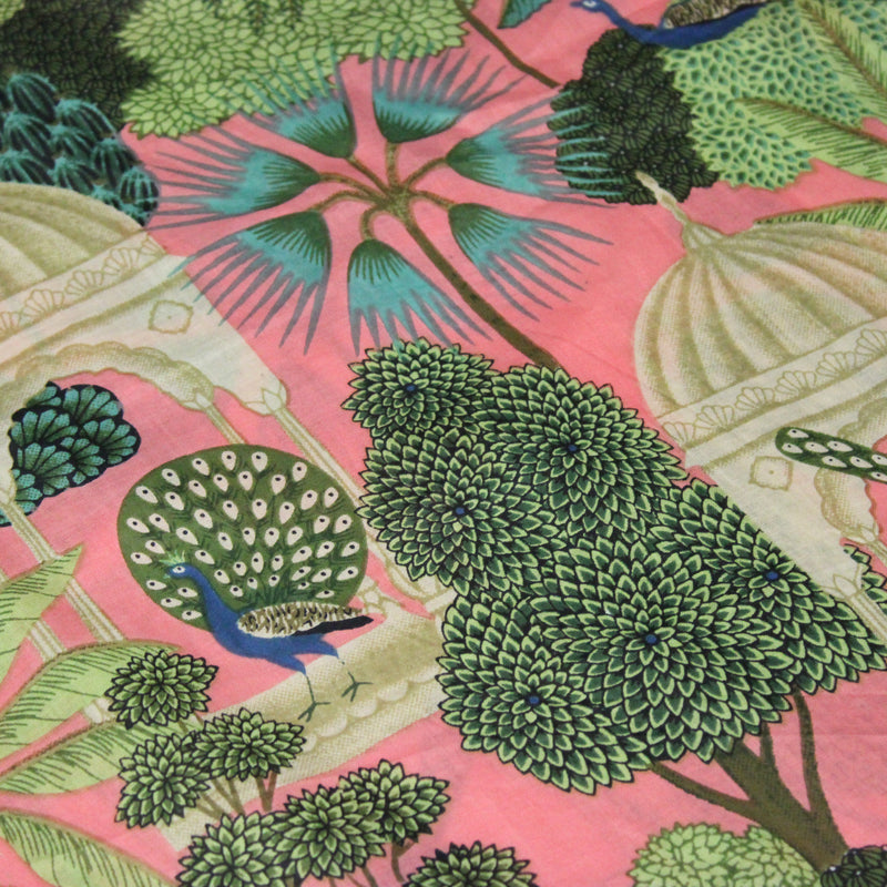 Tissu coton fin imprimé INDIENNES, rose, temples indiens, palmiers et paons, écru / vert / bleu