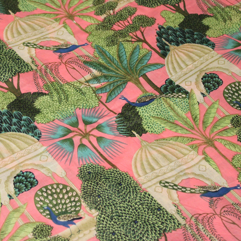 Tissu coton fin imprimé INDIENNES, rose, temples indiens, palmiers et paons, écru / vert / bleu