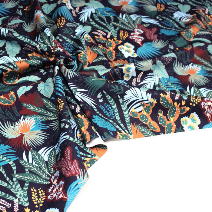 Tissu gabardine de coton LUXE imprimée motif tropical graphique, tons verts & bleus