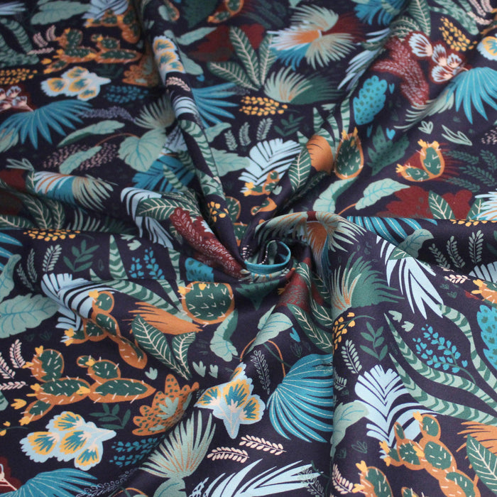 Tissu gabardine de coton LUXE imprimée motif tropical graphique, tons verts & bleus