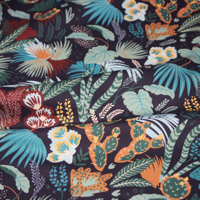 Tissu gabardine de coton LUXE imprimée motif tropical graphique, tons verts & bleus