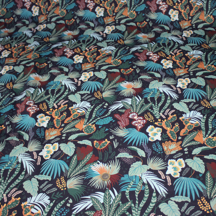 Tissu gabardine de coton LUXE imprimée motif tropical graphique, tons verts & bleus