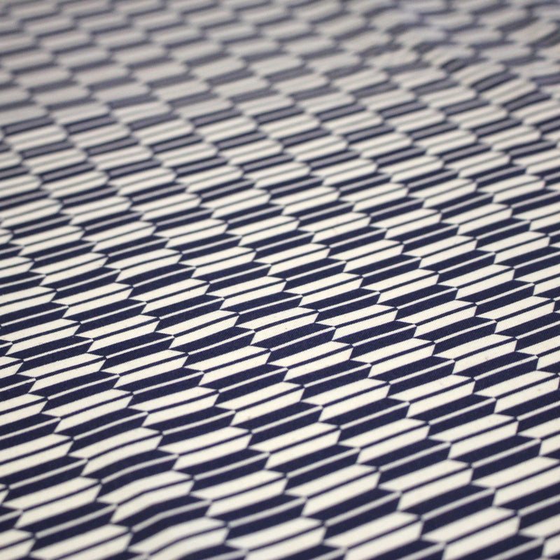 Tissu cotonnade motif japonais YAGASURI, flèches bleues & écrues - TissusPapi.com