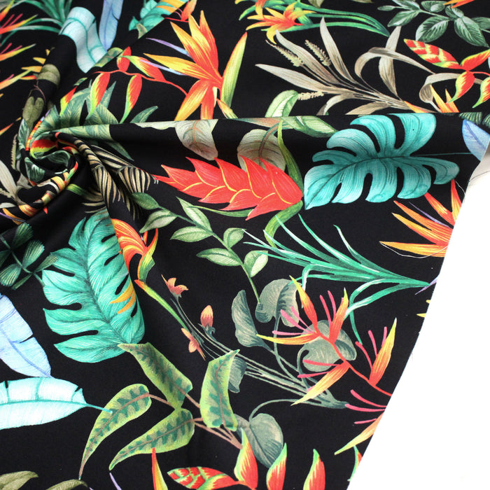 Tissu gabardine de coton LUXE imprimée motif de forêt tropical luxuriante multicolore, fond noir