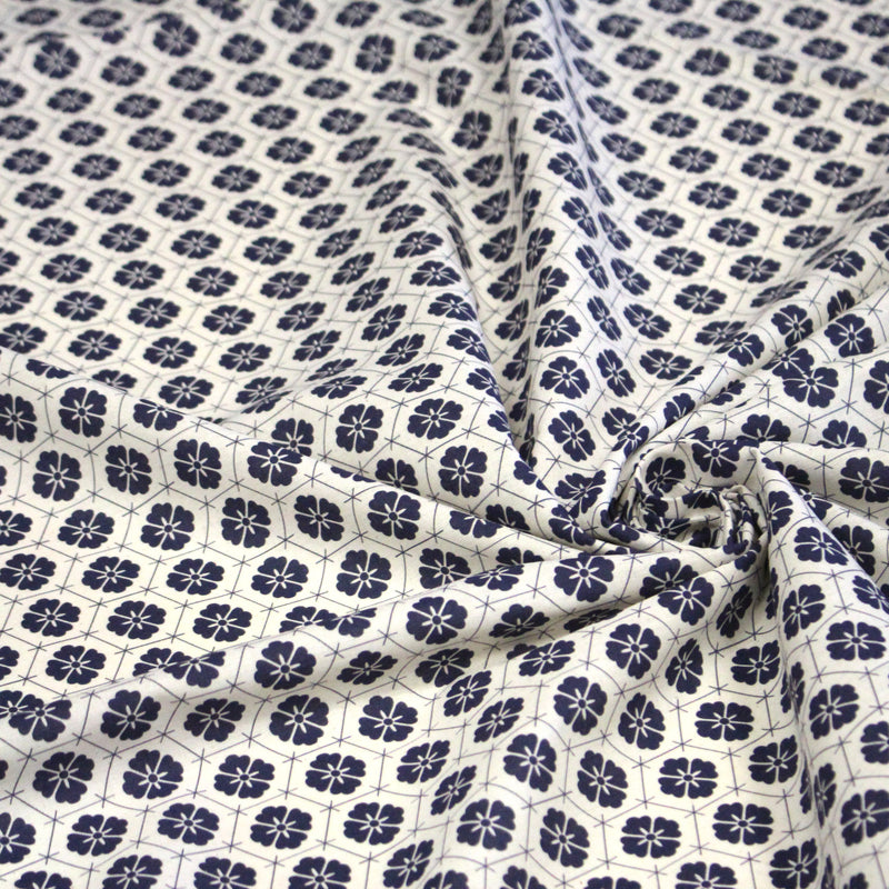 Tissu cotonnade motif japonais KIKKŌ HANABISHI, fleurs & hexagone, bleu & écru - TissusPapi.com