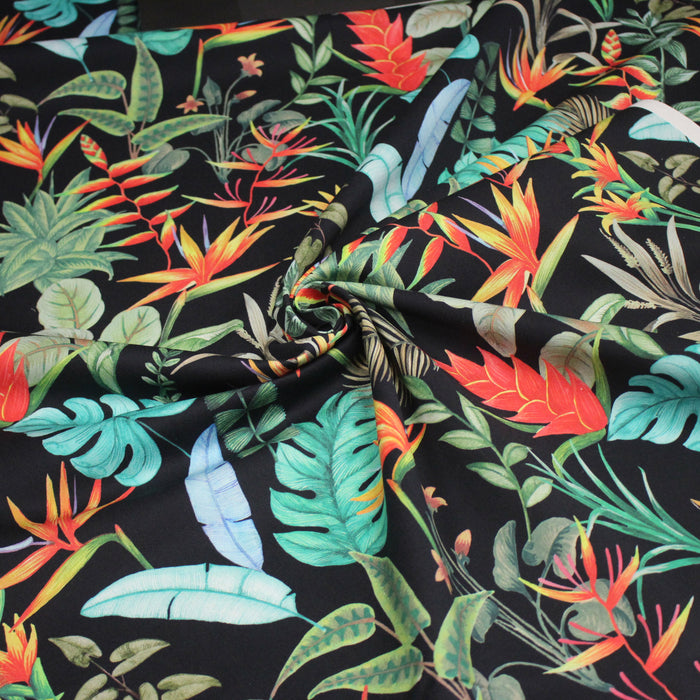 Tissu gabardine de coton LUXE imprimée motif de forêt tropical luxuriante multicolore, fond noir