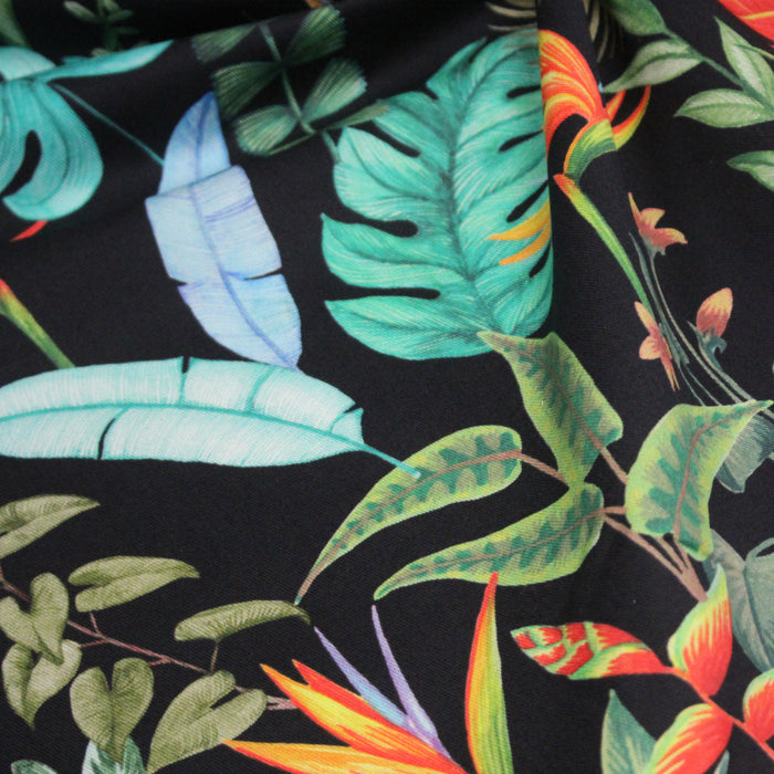 Tissu gabardine de coton LUXE imprimée motif de forêt tropical luxuriante multicolore, fond noir