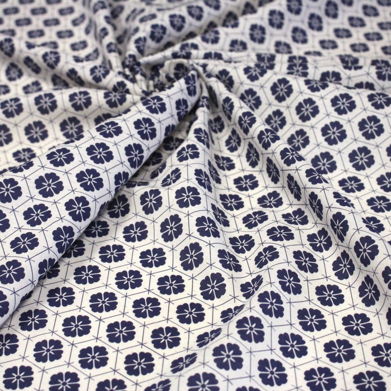 Tissu cotonnade motif japonais KIKKŌ HANABISHI, fleurs & hexagone, bleu & écru - TissusPapi.com