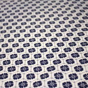 Tissu cotonnade motif japonais KIKKŌ HANABISHI, fleurs & hexagone, bleu & écru - TissusPapi.com