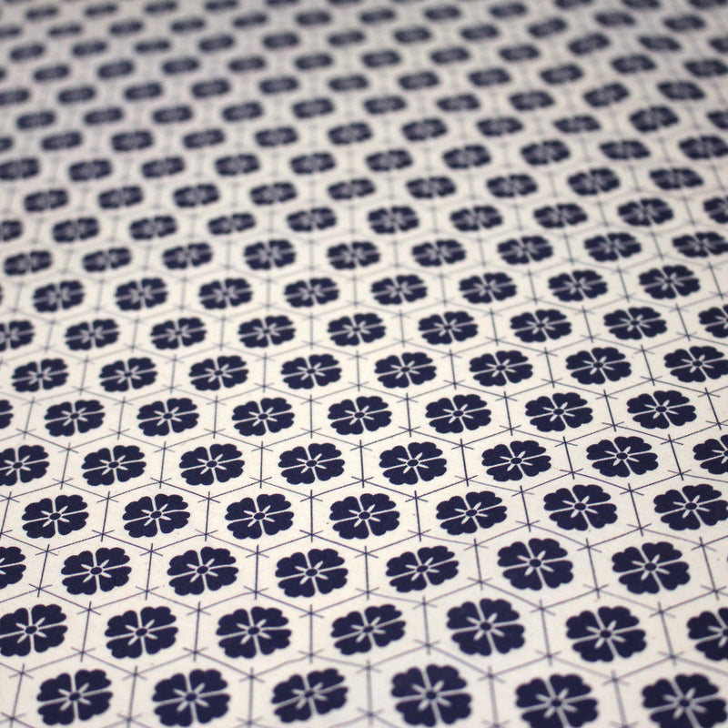 Tissu cotonnade motif japonais KIKKŌ HANABISHI, fleurs & hexagone, bleu & écru - TissusPapi.com