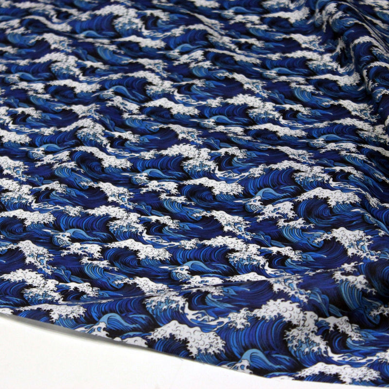 Tissu cotonnade motif japonais de la vague Kanagawa d’Hokusai, tons bleus & blancs - OEKO - TEX - TissusPapi.com