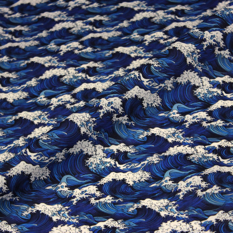 Tissu cotonnade motif japonais de la vague Kanagawa d’Hokusai, tons bleus & blancs - OEKO - TEX - TissusPapi.com