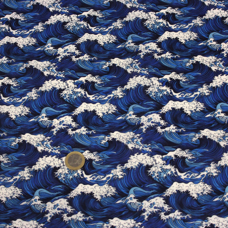 Tissu cotonnade motif japonais de la vague Kanagawa d’Hokusai, tons bleus & blancs - OEKO - TEX - TissusPapi.com