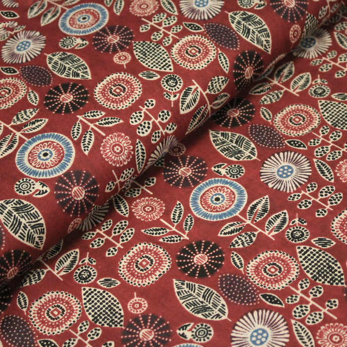 Tissu coton fin imprimé INDIENNES, rouge fleurs & feuilles bleues, noires, écrues - STANDARD 100 OEKO - TEX - TissusPapi.com