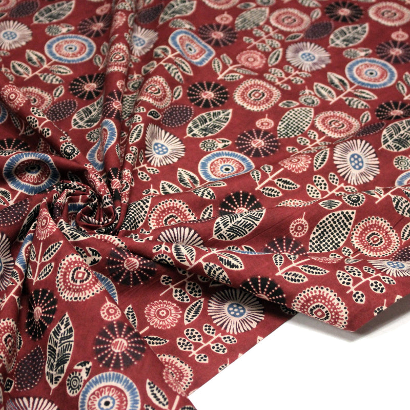 Tissu coton fin imprimé INDIENNES, rouge fleurs & feuilles bleues, noires, écrues - STANDARD 100 OEKO - TEX - TissusPapi.com