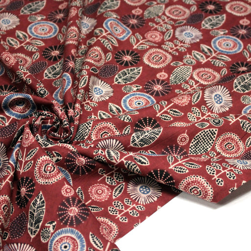 Tissu coton fin imprimé INDIENNES, rouge fleurs & feuilles bleues, noires, écrues - STANDARD 100 OEKO - TEX - TissusPapi.com