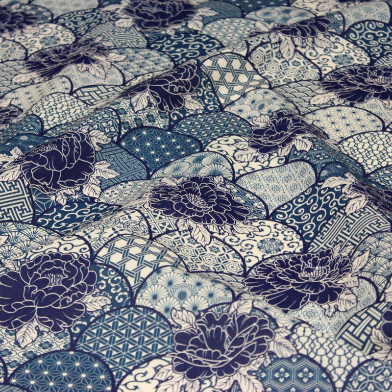 Tissu cotonnade GIMZA aux motifs japonais floraux & géométriques traditionnels, tons bleus - OEKO - TEX - TissusPapi.com