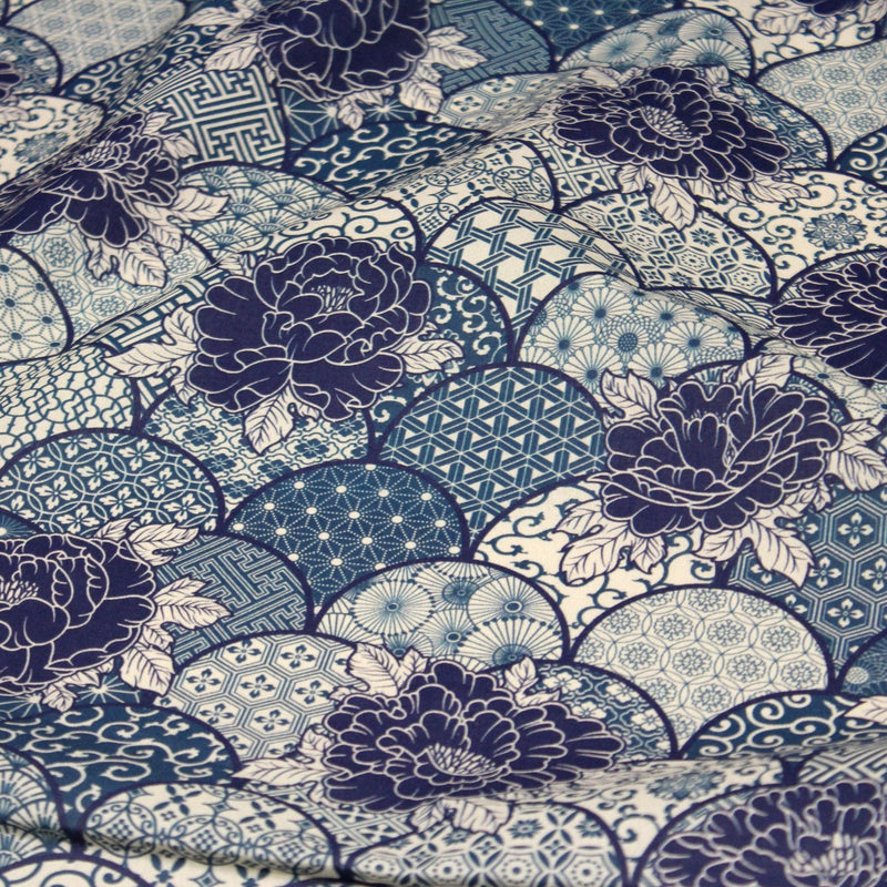 Tissu cotonnade GIMZA aux motifs japonais floraux & géométriques traditionnels, tons bleus - OEKO - TEX - TissusPapi.com