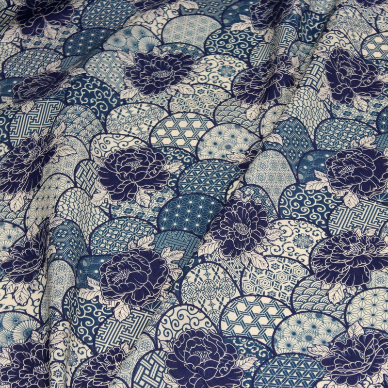 Tissu cotonnade GIMZA aux motifs japonais floraux & géométriques traditionnels, tons bleus - OEKO - TEX - TissusPapi.com