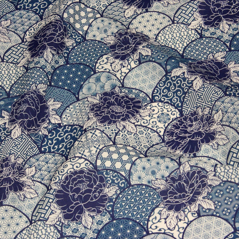 Tissu cotonnade GIMZA aux motifs japonais floraux & géométriques traditionnels, tons bleus - OEKO - TEX - TissusPapi.com