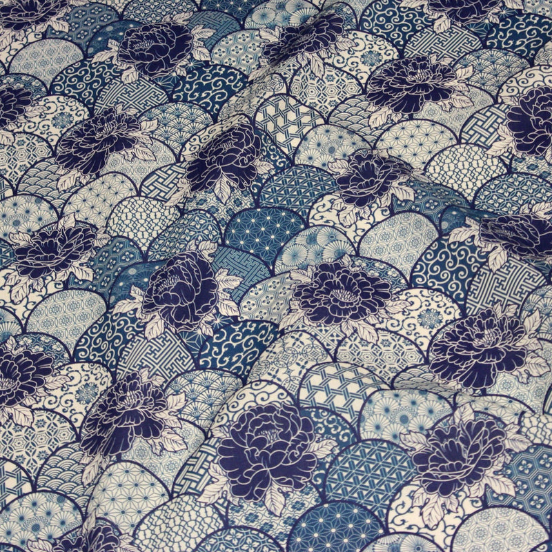 Tissu cotonnade GIMZA aux motifs japonais floraux & géométriques traditionnels, tons bleus - OEKO - TEX - TissusPapi.com