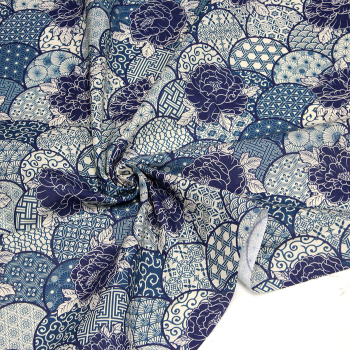 Tissu cotonnade GIMZA aux motifs japonais floraux & géométriques traditionnels, tons bleus
