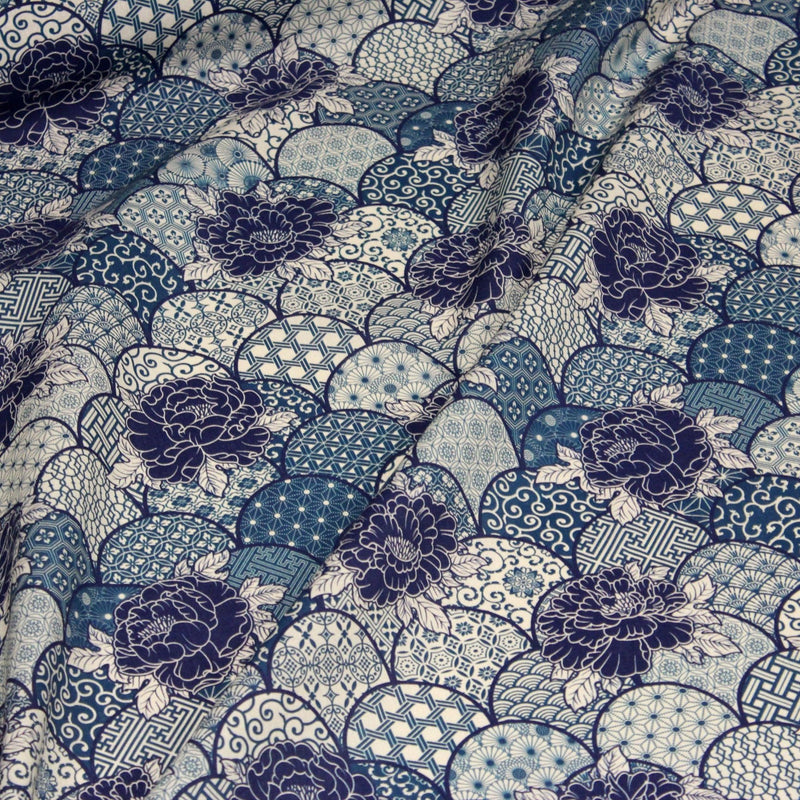Tissu cotonnade GIMZA aux motifs japonais floraux & géométriques traditionnels, tons bleus - OEKO - TEX - TissusPapi.com