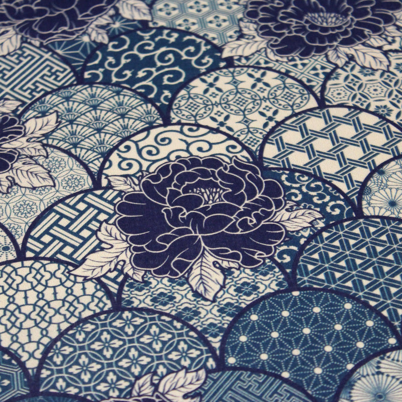 Tissu cotonnade GIMZA aux motifs japonais floraux & géométriques traditionnels, tons bleus - OEKO - TEX - TissusPapi.com