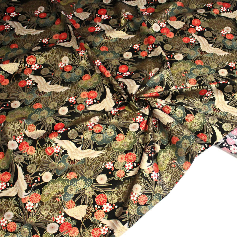 Tissu coton motif japonais TSURU aux grues dorées, chrysanthèmes & Seigaiha, fond noir - COLLECTION JAPON DORÉ - TissusPapi.com