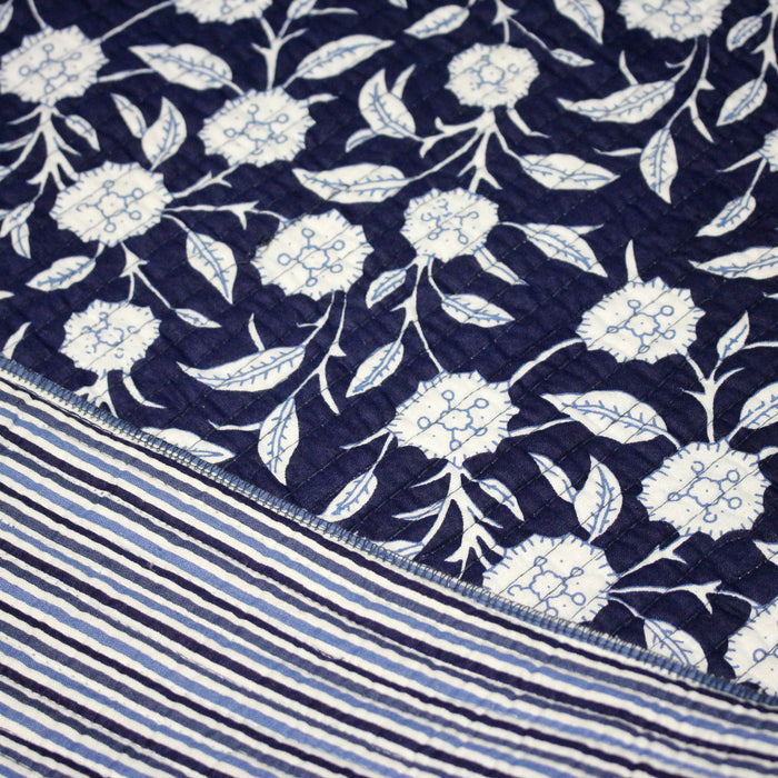 Tissu matelassé coton indien, motif traditionnel floral bleu blanc & verso rayures bleues et blanches