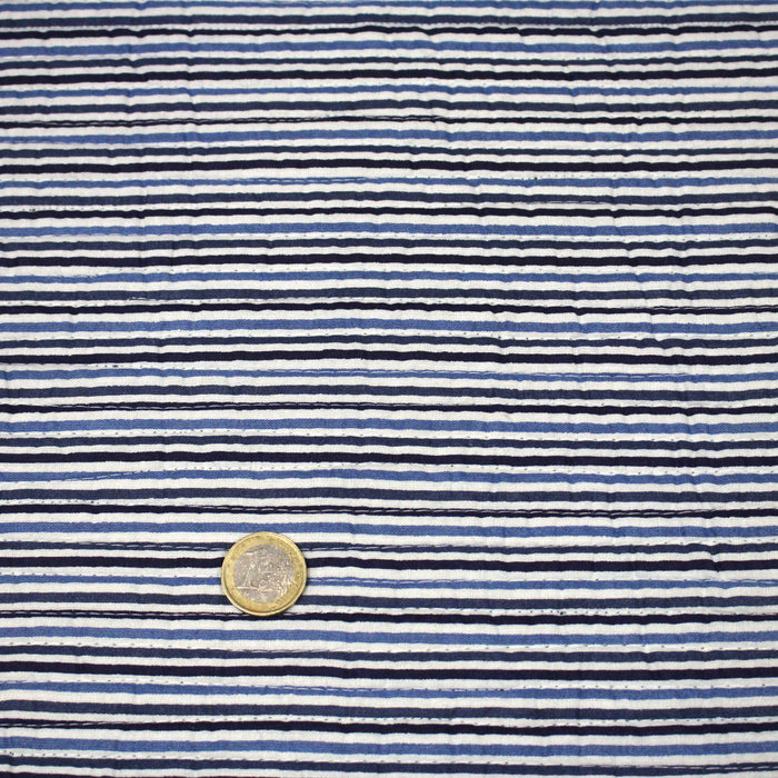 Tissu matelassé coton indien, motif traditionnel floral bleu blanc & verso rayures bleues et blanches