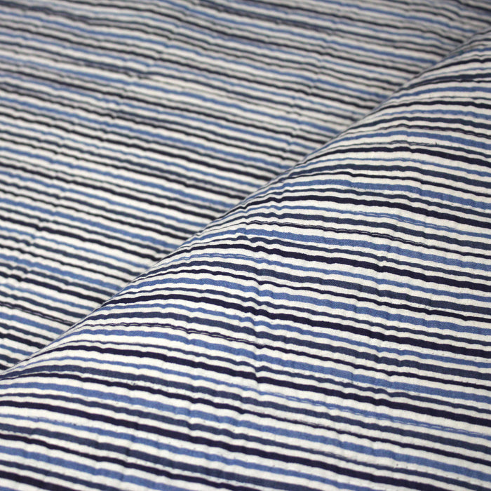 Tissu matelassé coton indien, motif traditionnel floral bleu blanc & verso rayures bleues et blanches