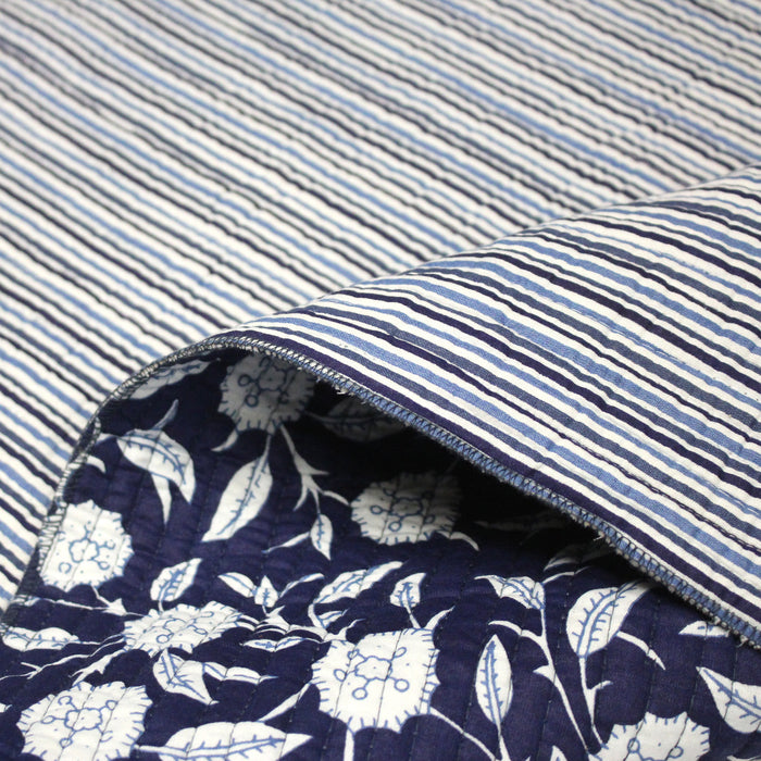 Tissu matelassé coton indien, motif traditionnel floral bleu blanc & verso rayures bleues et blanches