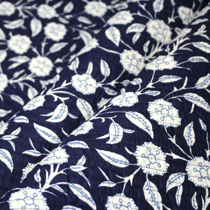 Tissu matelassé coton indien, motif traditionnel floral bleu blanc & verso rayures bleues et blanches