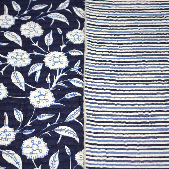 Tissu matelassé coton indien, motif traditionnel floral bleu blanc & verso rayures bleues et blanches