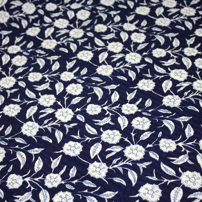 Tissu matelassé coton indien, motif traditionnel floral bleu blanc & verso rayures bleues et blanches
