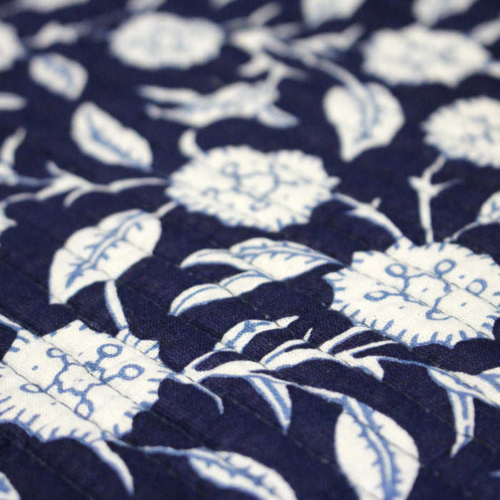 Tissu matelassé coton indien, motif traditionnel floral bleu blanc & verso rayures bleues et blanches
