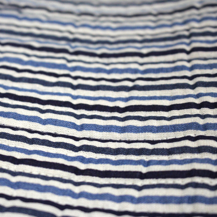 Tissu matelassé coton indien, motif traditionnel floral bleu blanc & verso rayures bleues et blanches