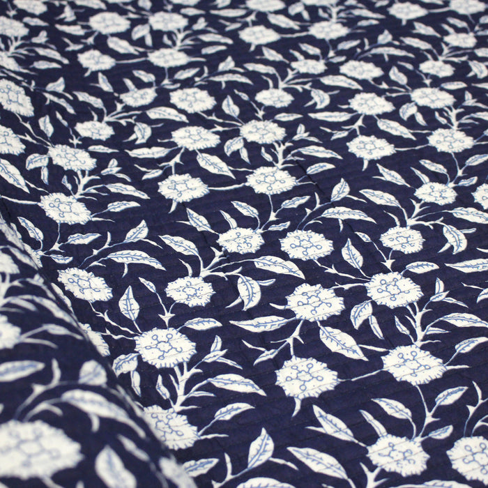 Tissu matelassé coton indien, motif traditionnel floral bleu blanc & verso rayures bleues et blanches