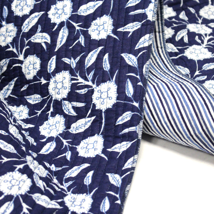 Tissu matelassé coton indien, motif traditionnel floral bleu blanc & verso rayures bleues et blanches
