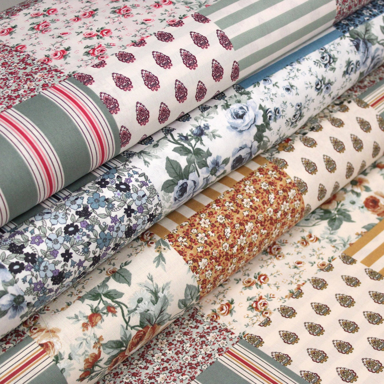 Tissu cotonnade motif patchwork imprimé floral et multicolore, trois teintes dispo : Rose / Bleu / Ocre - STANDARD 100 OEKO-TEX - TissusPapi.com