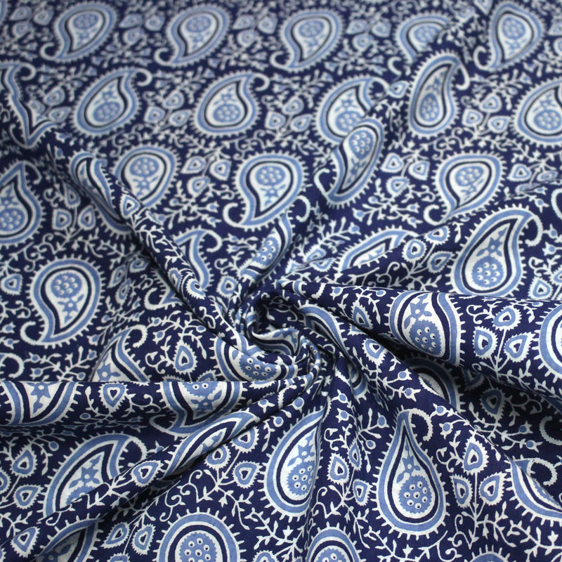 Tissu coton fin imprimé INDIENNES, motif Paisley cachemire bleu, ciel et blanc - TissusPapi.com